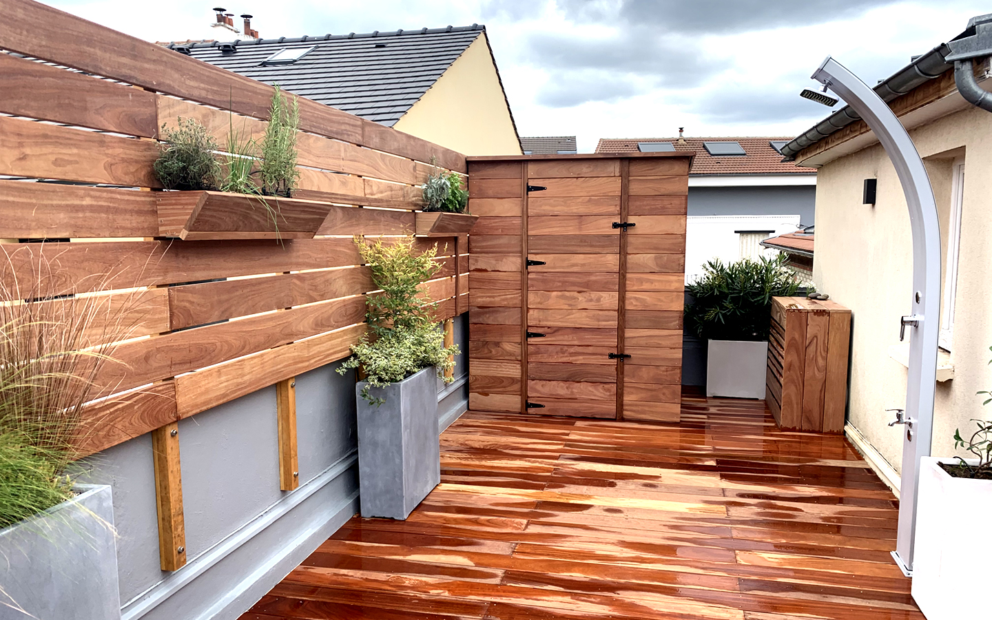 Brise vue, cabane, cache clim, bacs et sol en bois exotique à Clamart